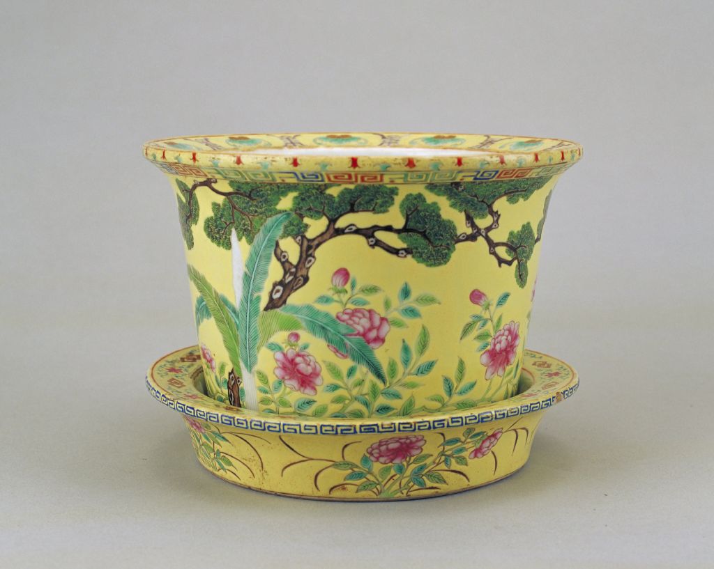 图片[1]-Yellow ground pink banana flower pattern round flower pot holder-China Archive